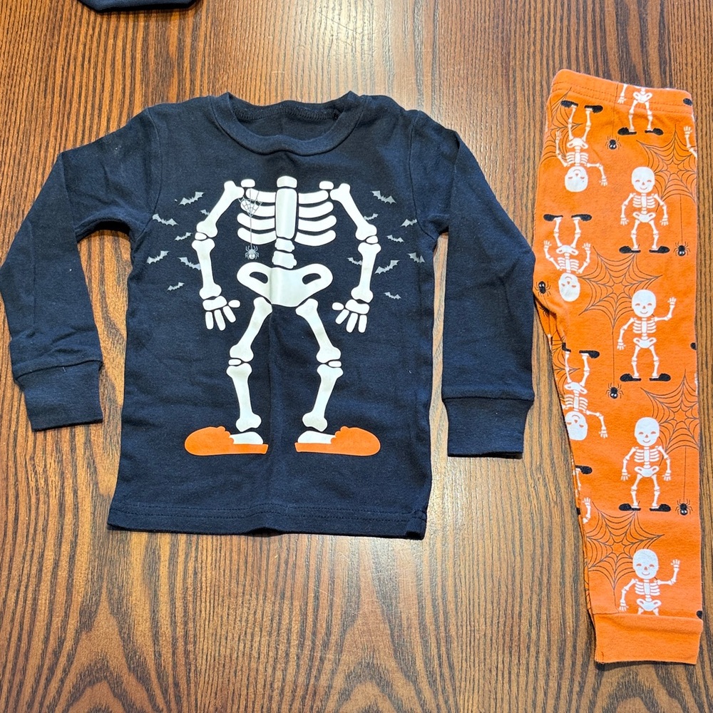 Carter's Black Skeleton glow in the dark Pajama Set 2T